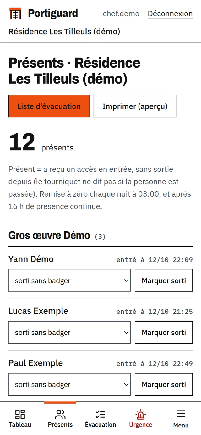 Écran Présents sur téléphone : 12 présents, regroupés par entreprise, avec l'heure d'entrée de chacun.